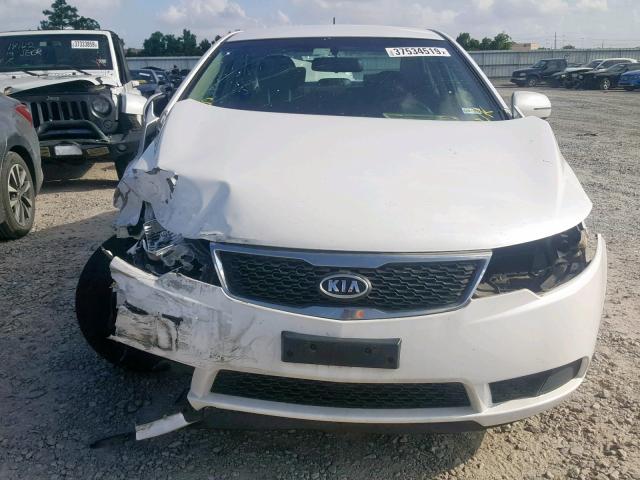 KNAFU4A2XB5435276 - 2011 KIA FORTE EX WHITE photo 9