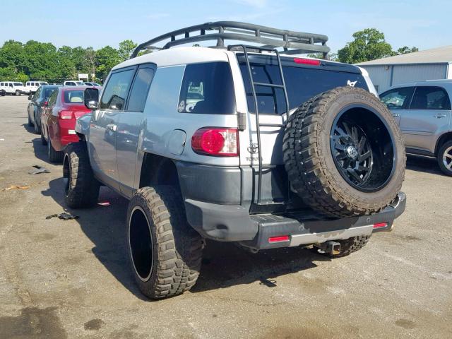 JTEBU11F970091846 - 2007 TOYOTA FJ CRUISER SILVER photo 3