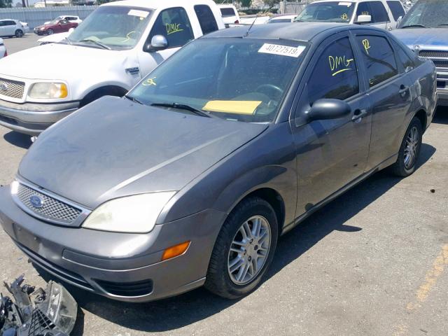 1FAHP34N26W148295 - 2006 FORD FOCUS ZX4 GRAY photo 2