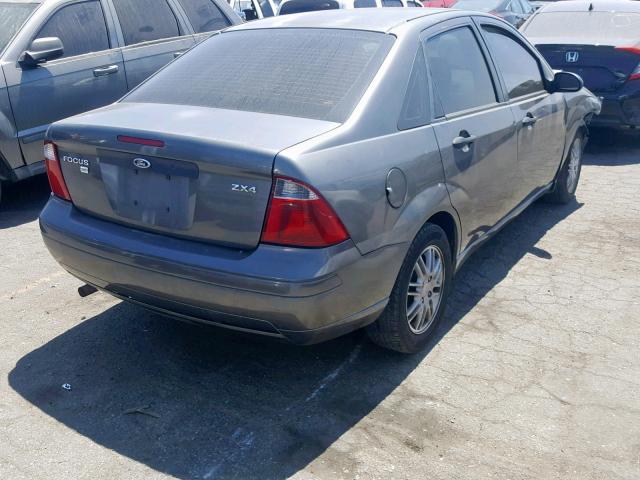 1FAHP34N26W148295 - 2006 FORD FOCUS ZX4 GRAY photo 4