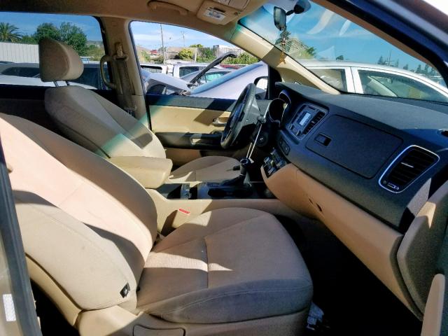 KNDMB5C13F6057179 - 2015 KIA SEDONA LX GOLD photo 5