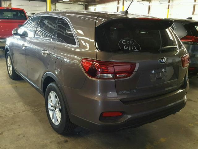 5XYPGDA50KG470408 - 2019 KIA SORENTO LX GOLD photo 3