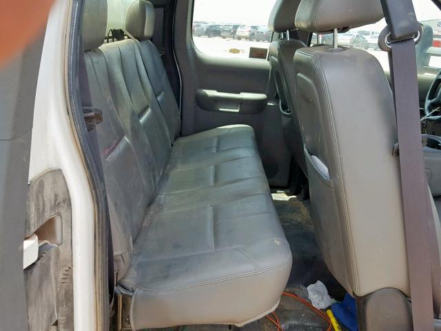 1GD522CG7BZ182326 - 2011 GMC SIERRA K35 WHITE photo 6