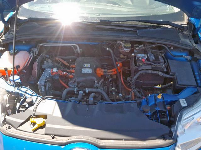 1FAHP3R41CL384384 - 2012 FORD FOCUS BEV BLUE photo 7