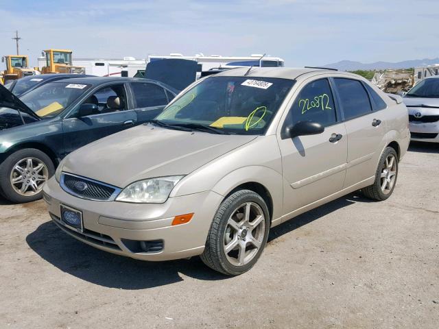 1FAHP34N76W109752 - 2006 FORD FOCUS ZX4 GOLD photo 2