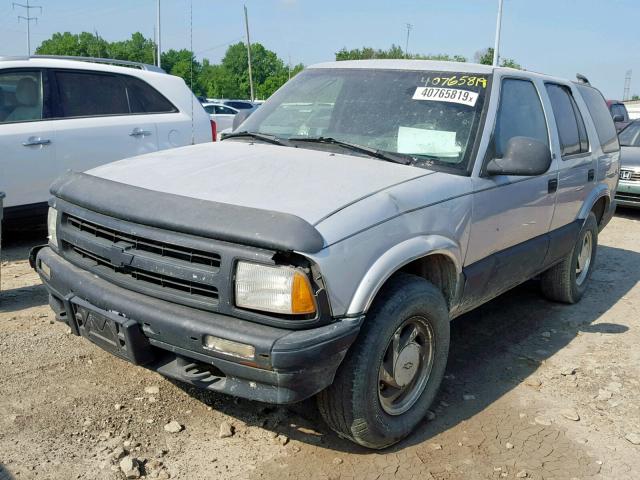 1GNDT13W3T2264456 - 1996 CHEVROLET BLAZER SILVER photo 2