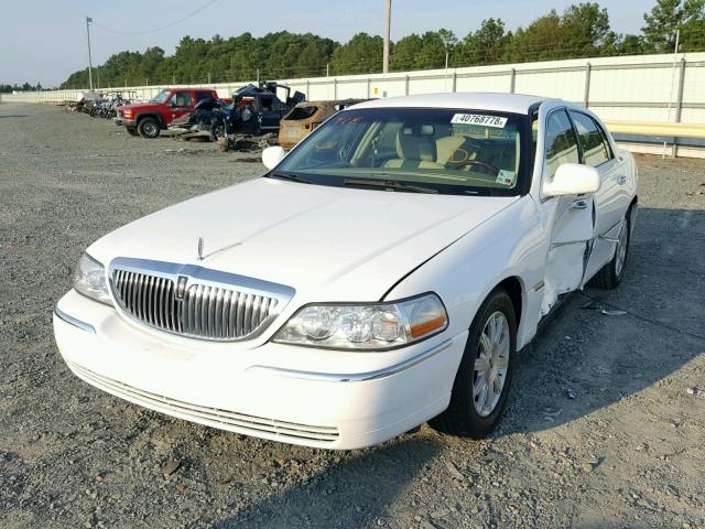 2LNBL8CV2BX761537 - 2011 LINCOLN TOWN CAR S WHITE photo 2