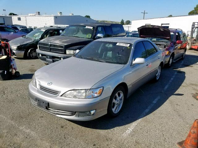 JT8BF28G0Y5088307 - 2000 LEXUS ES 300 SILVER photo 2