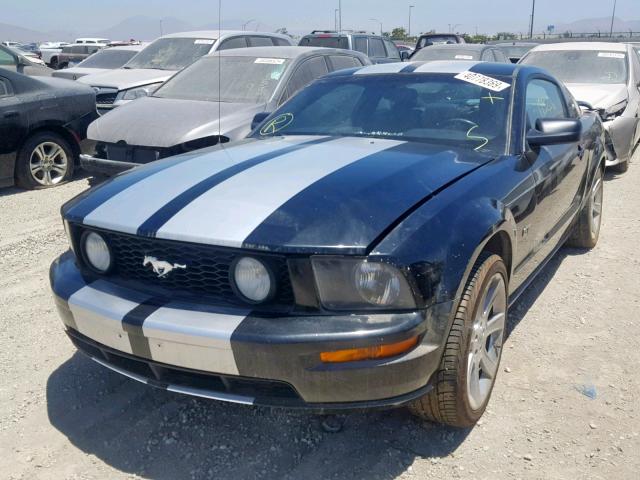 1ZVFT82H655125739 - 2005 FORD MUSTANG GT BLACK photo 2