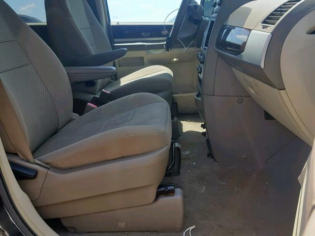 2A4RR5D11AR266934 - 2010 CHRYSLER TOWN & COU BEIGE photo 10