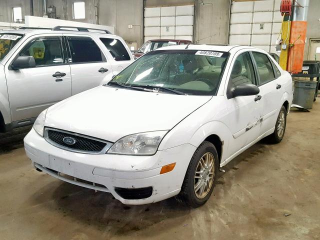 1FAFP34N27W301363 - 2007 FORD FOCUS ZX4 WHITE photo 2