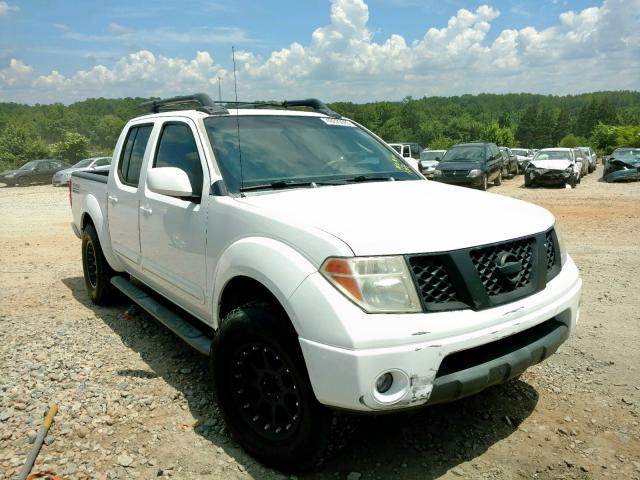 1N6AD07U95C448757 - 2005 NISSAN FRONTIER C WHITE photo 1