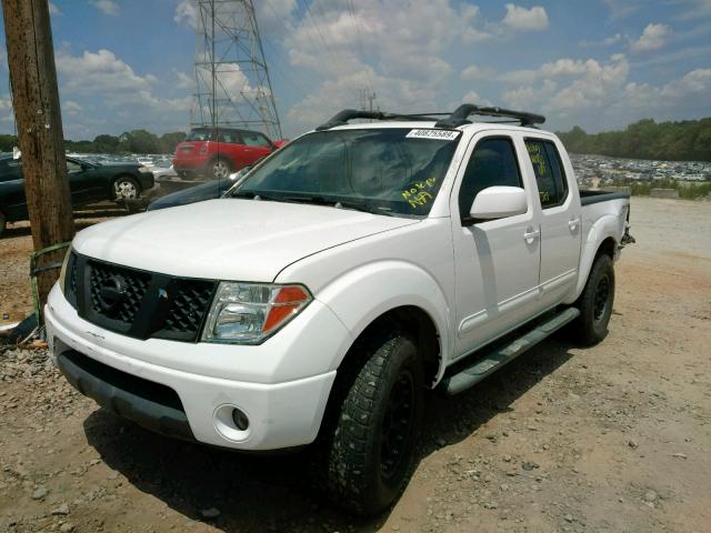 1N6AD07U95C448757 - 2005 NISSAN FRONTIER C WHITE photo 2