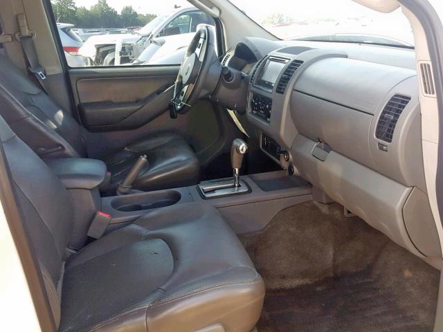 1N6AD07U95C448757 - 2005 NISSAN FRONTIER C WHITE photo 5