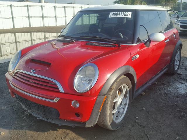 WMWRE33404TD82169 - 2004 MINI COOPER S RED photo 2