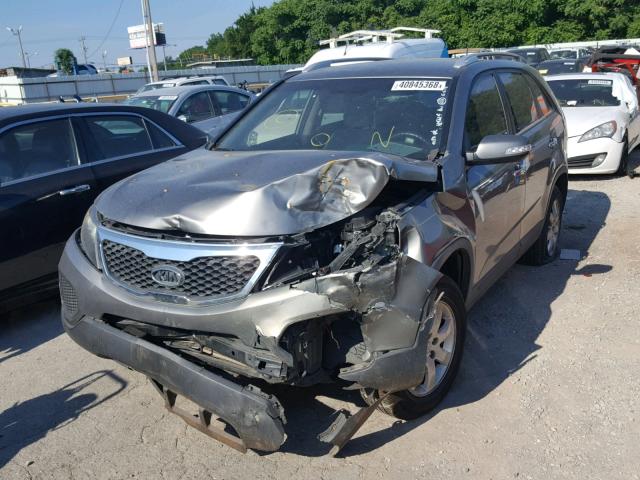 5XYKT4A2XBG047279 - 2011 KIA SORENTO BA GRAY photo 2