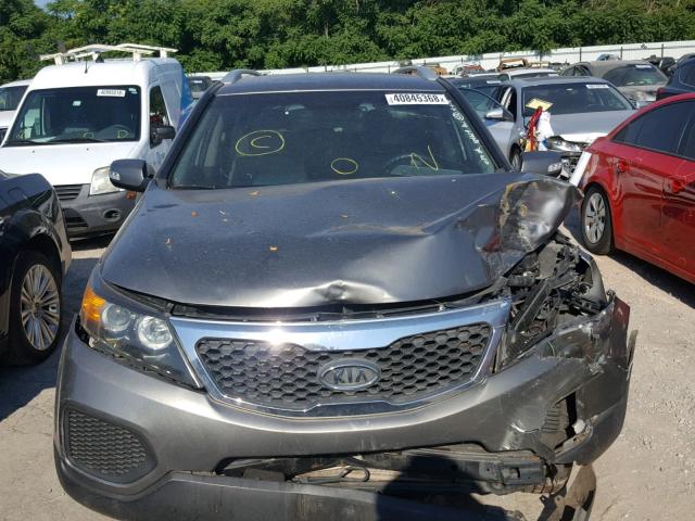 5XYKT4A2XBG047279 - 2011 KIA SORENTO BA GRAY photo 7