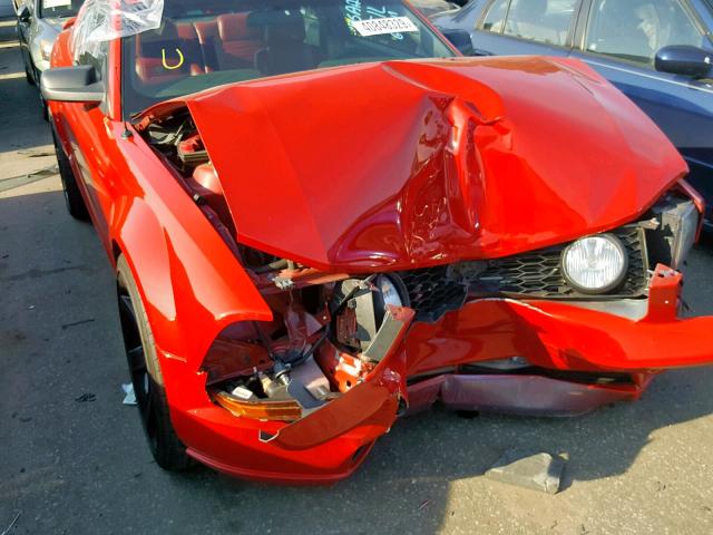 1ZVFT82H355201370 - 2005 FORD MUSTANG GT RED photo 9