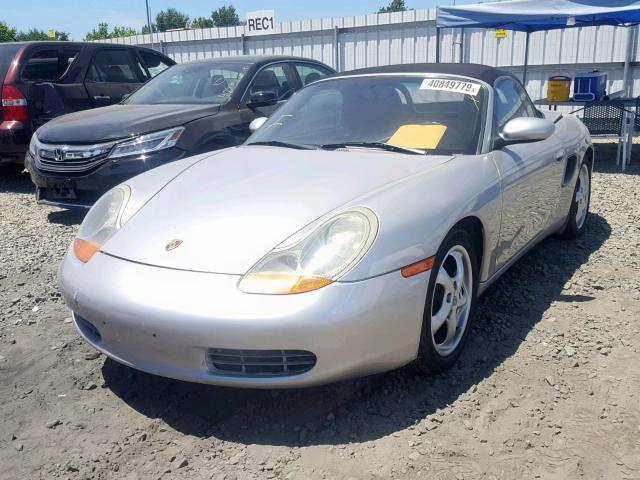 WP0CA2987YU628043 - 2000 PORSCHE BOXSTER SILVER photo 2