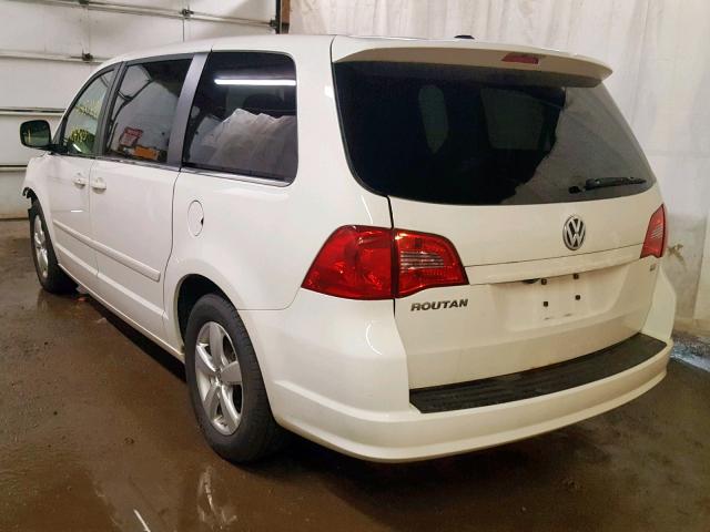 2V4RW3D1XAR195399 - 2010 VOLKSWAGEN ROUTAN SE WHITE photo 3