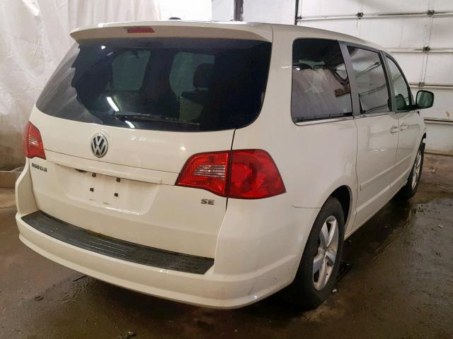 2V4RW3D1XAR195399 - 2010 VOLKSWAGEN ROUTAN SE WHITE photo 4