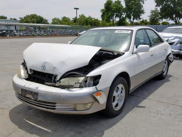 JT8BF28G7W5030840 - 1998 LEXUS ES 300 WHITE photo 2