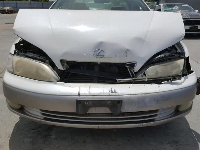 JT8BF28G7W5030840 - 1998 LEXUS ES 300 WHITE photo 7