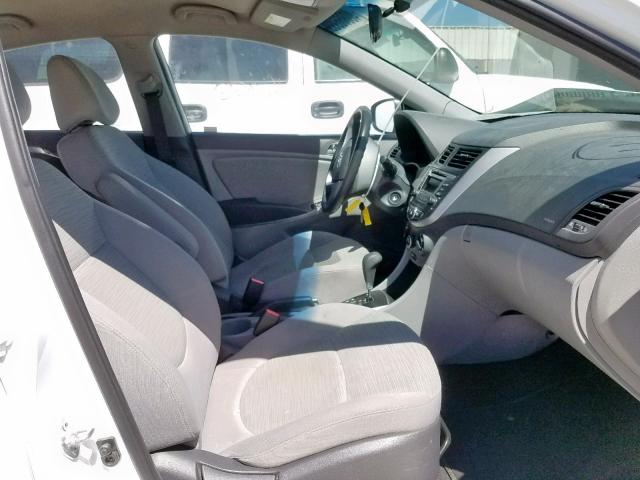 KMHCT4AE1GU070420 - 2016 HYUNDAI ACCENT SE WHITE photo 5