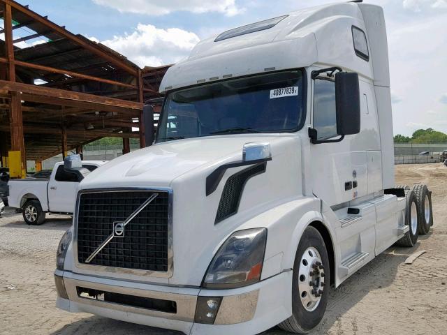 4V4NC9TG5AN275530 - 2010 VOLVO VN VNL WHITE photo 2