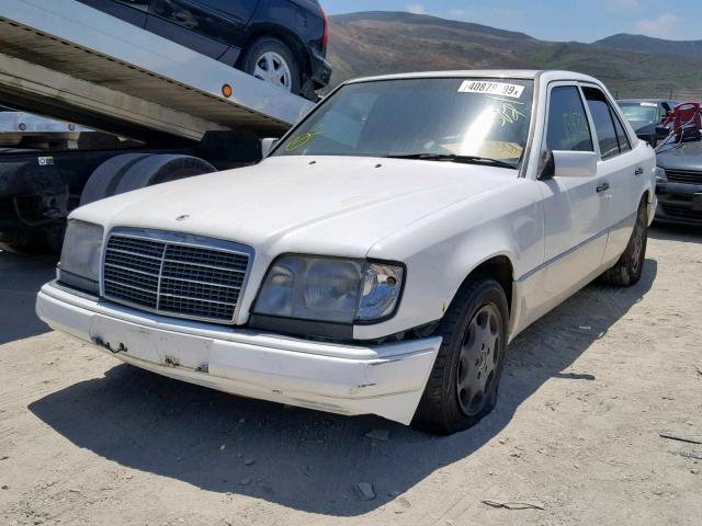 WDBEA32E1RC137018 - 1994 MERCEDES-BENZ E 320 WHITE photo 2