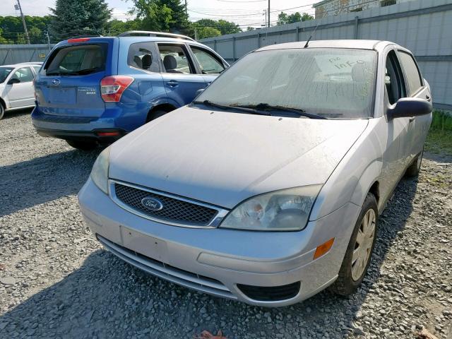 1FAFP34N85W206657 - 2005 FORD FOCUS ZX4 SILVER photo 2