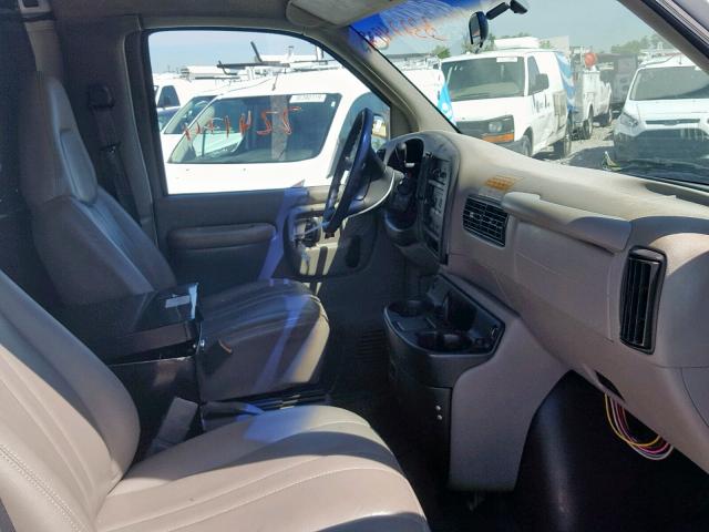 1GCEG15M711189079 - 2001 CHEVROLET EXPRESS G1 WHITE photo 5