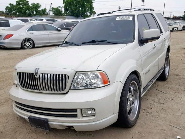 5LMFU27516LJ10941 - 2006 LINCOLN NAVIGATOR WHITE photo 2
