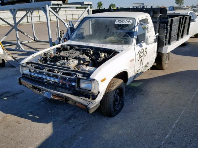 JT4RN44S0C0083820 - 1982 TOYOTA PICKUP 1/2 WHITE photo 2