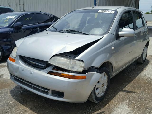 KL1TD62615B342131 - 2005 CHEVROLET AVEO BASE Gümüş foto 2