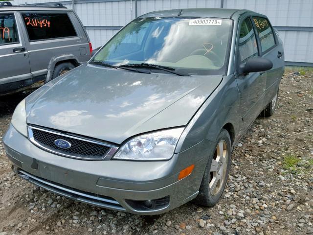 1FAFP34N35W154659 - 2005 FORD FOCUS ZX4 GREEN photo 2