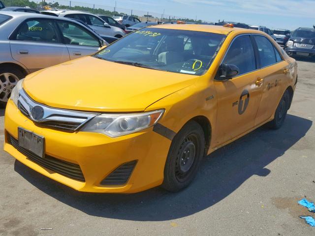 4T1BD1FK5DU084449 - 2013 TOYOTA CAMRY HYBR YELLOW photo 2