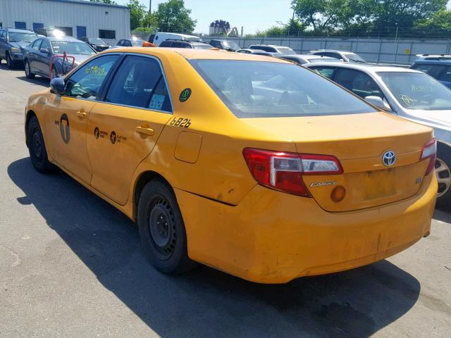 4T1BD1FK5DU084449 - 2013 TOYOTA CAMRY HYBR YELLOW photo 3