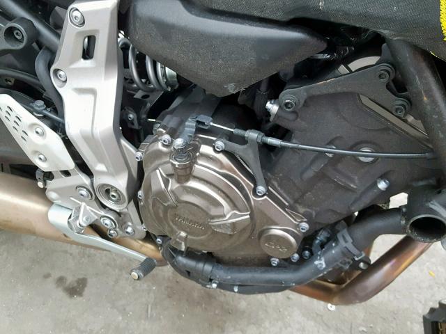 JYARM06Y1HA004133 - 2017 YAMAHA FZ07 C SILVER photo 7