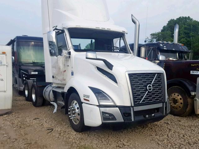 4V4NC9EH2JN897847 - 2018 VOLVO VN VNL WHITE photo 1