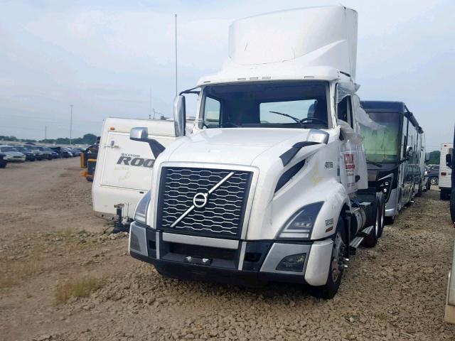 4V4NC9EH2JN897847 - 2018 VOLVO VN VNL WHITE photo 2