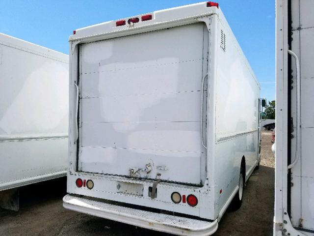 4UZA4FAD1YCH35303 - 2000 FREIGHTLINER CHASSIS M WHITE photo 4