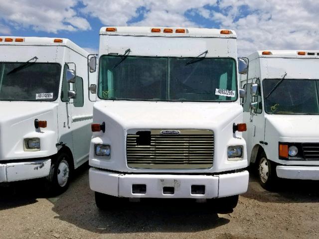 4UZA4FAD1YCH35303 - 2000 FREIGHTLINER CHASSIS M WHITE photo 9