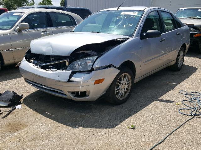 1FAFP34N66W189360 - 2006 FORD FOCUS ZX4 SILVER photo 2