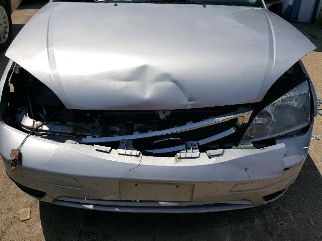 1FAFP34N66W189360 - 2006 FORD FOCUS ZX4 SILVER photo 7