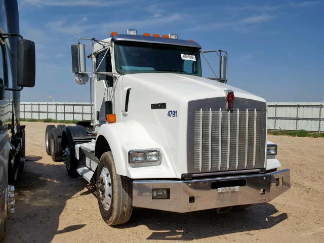 1XKDP40X7BJ276095 - 2011 KENWORTH CONSTRUCTI WHITE photo 1