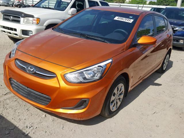 KMHCT5AE6HU327885 - 2017 HYUNDAI ACCENT SE ORANGE photo 2