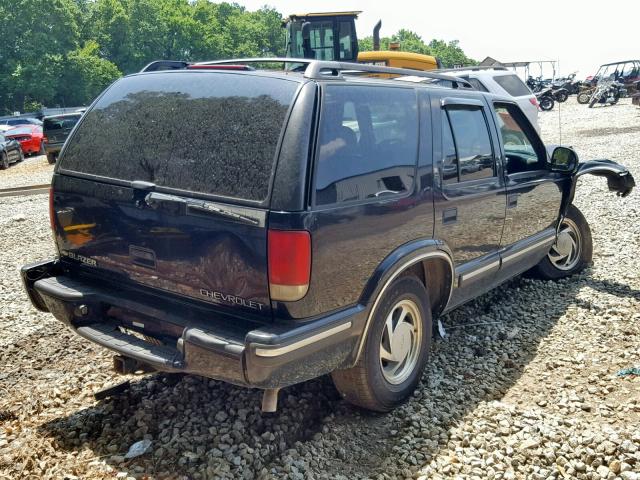 1GNDT13W4W2217148 - 1998 CHEVROLET BLAZER BLACK photo 4