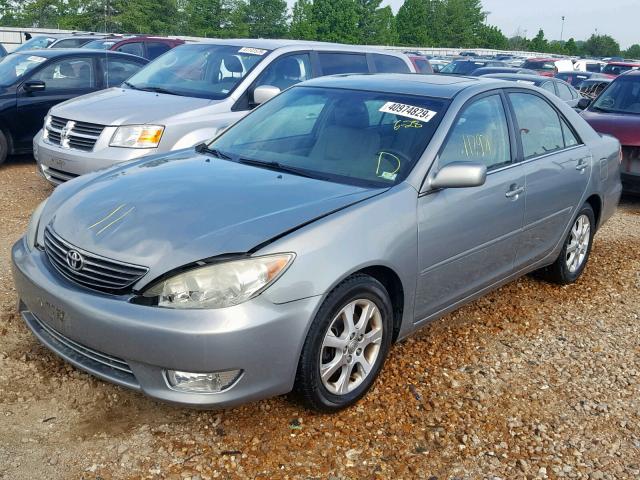 4T1BF32K15U618351 - 2005 TOYOTA CAMRY LE GRAY photo 2