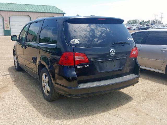 2V4RW3D1XAR184614 - 2010 VOLKSWAGEN ROUTAN SE BLACK photo 3